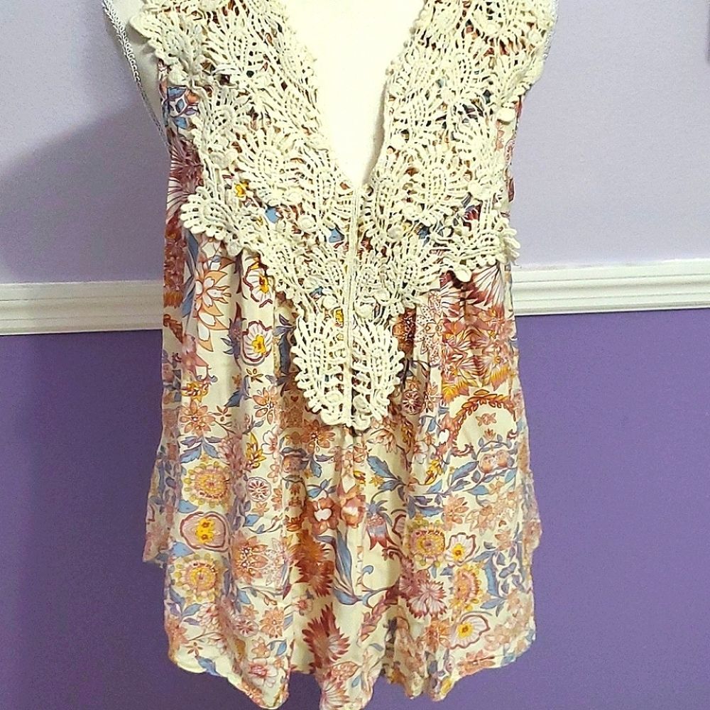 Solitaire Boho Cottagecore Cream Floral Crochet Sleeveless Flowy Top M